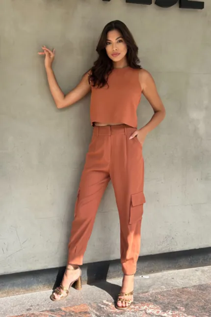 CALÇA ATENA COM BOLSO CARGO NAS LATERAIS EM CREPE DE ACETATO