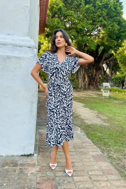 VESTIDO MARTA COM MANGA AMPLA E SAIA COM SOBREPOSIÇÃO NA BARRA EM TECIDO BIODEGRADÁVEL