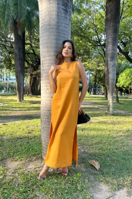 VESTIDO REGATA STELLA COM FENDAS LATERAIS EM LINHO PURO