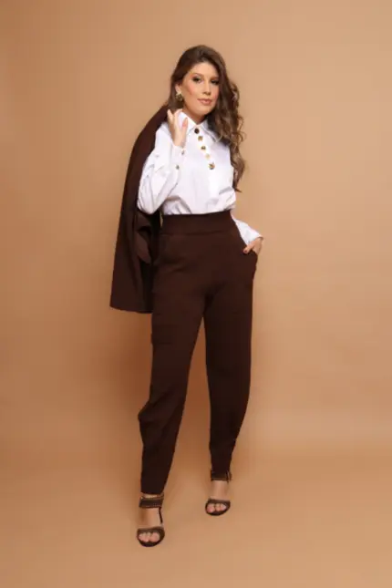 CALÇA SUSAN EM BOUCLÊ COM PUNHO NA PERNA