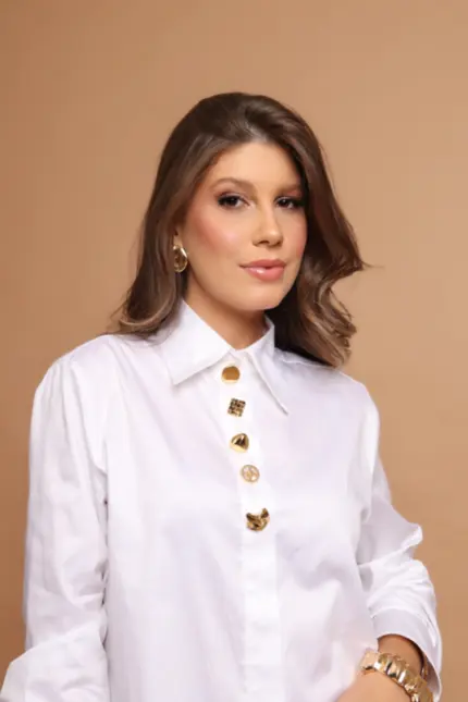 CAMISA TAY COM  ABOTOAMENTO EMBUTIDO E BOTÕES DETALHE